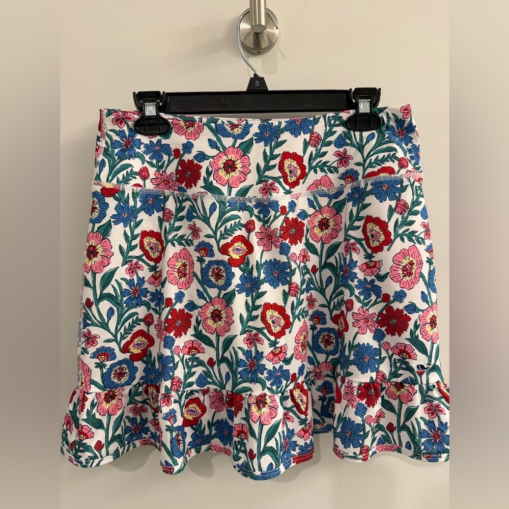 Vineyard Vines floral skirt. Attached shorts under. Ruffle bottom. Size M